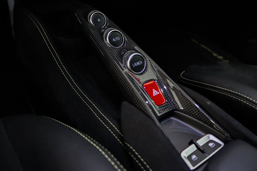 Ferrari F8 Tributo 3.9 V8 720 hk Kolfiber JBL Svensksåld