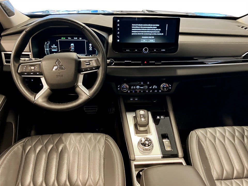 Bild på Mitsubishi Outlander Instyle PHEV 306k Aut 4WD PANO B-KAMERA