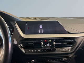 BMW 118I M Sport Mvärme Rattvärme Ambient light S&V-däck – bild 11