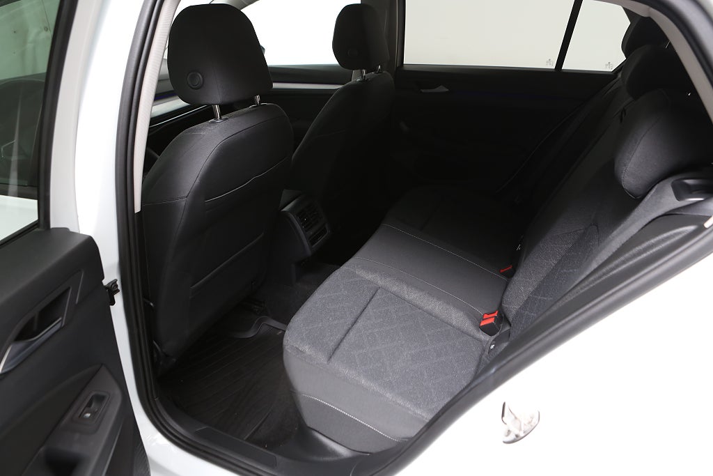 Volkswagen Golf 1,0 TSI 110HK P-Värmare Dragkrok Kamera 2022