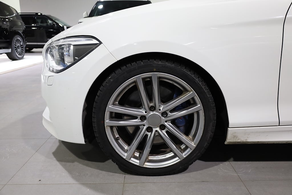 BMW M135i AUT M-Sport 320hk H&K Läder Blåtand Nyservad