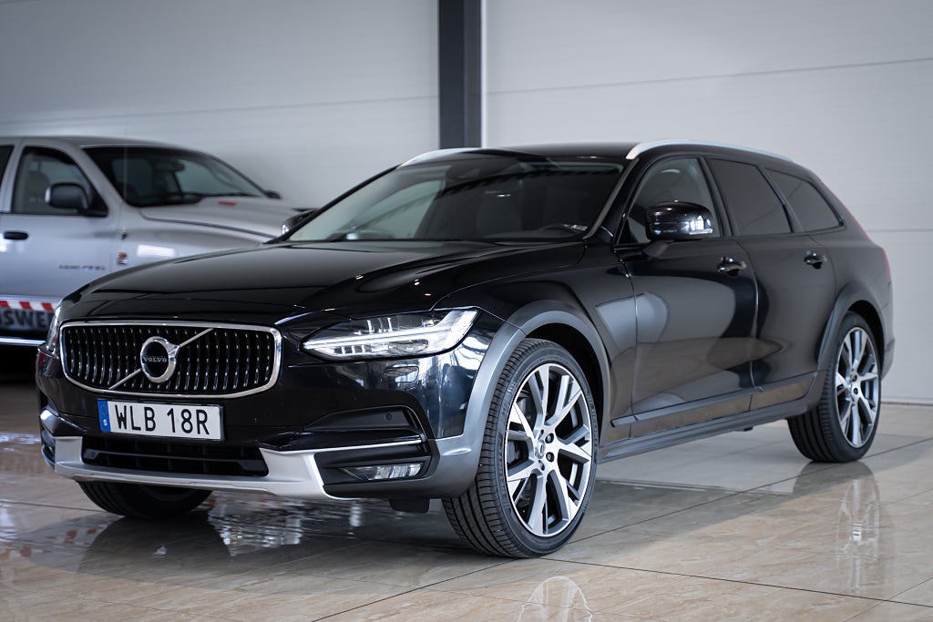 Volvo V90 Cross Country D4 AWD AUT Momentum Blis Drag Full LED M-Värm VOC Kamer