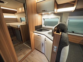 Husbil-halvintegrerad Weinsberg Carasuite 700 ME | 16 av 31