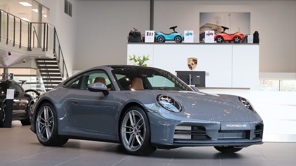 Porsche 911 Carrera 992.2 Slate grey neo / Classic cognac