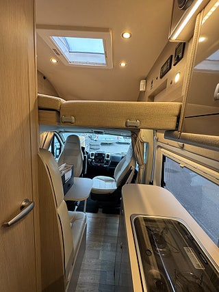 Husbil-halvintegrerad Globe-Traveller Pathfinder Z 150HK Automat! Långbäddar & utfällbar dubbelbädd! 14 av 19