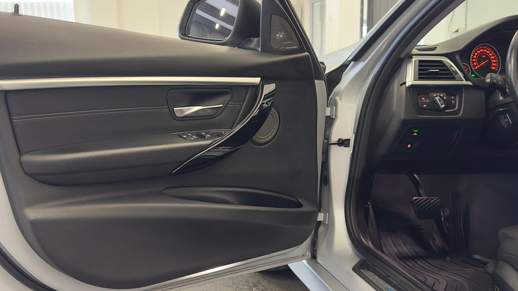 BMW 330e Sedan Sport line 252hk |H/K|Rattvärme|Adapt-Fart