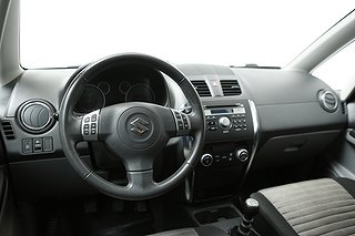 Halvkombi Suzuki SX4 14 av 23