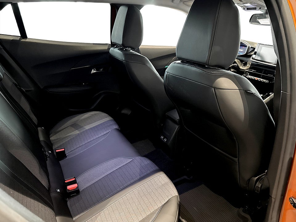 Bild på Peugeot 2008 Allure Pack 1.2 PT 130hk B-KAMERA CARPLAY