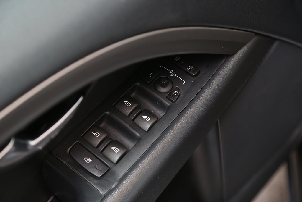 Volvo V70 II D2 S/S Momentum Nybesik Dragkrok 2014