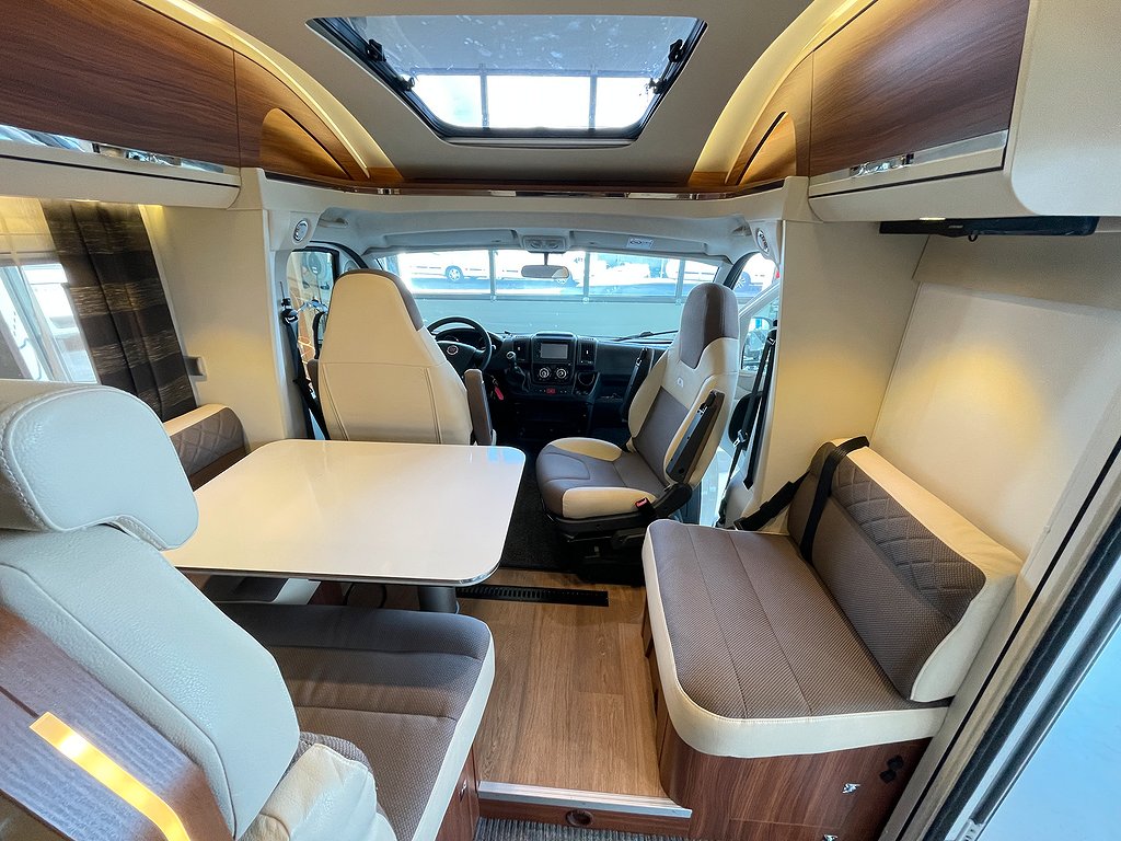 Adria Coral 670 SLT /Solcell/Badrum bak/Ugn/Fint skick/L-bädd - Adria