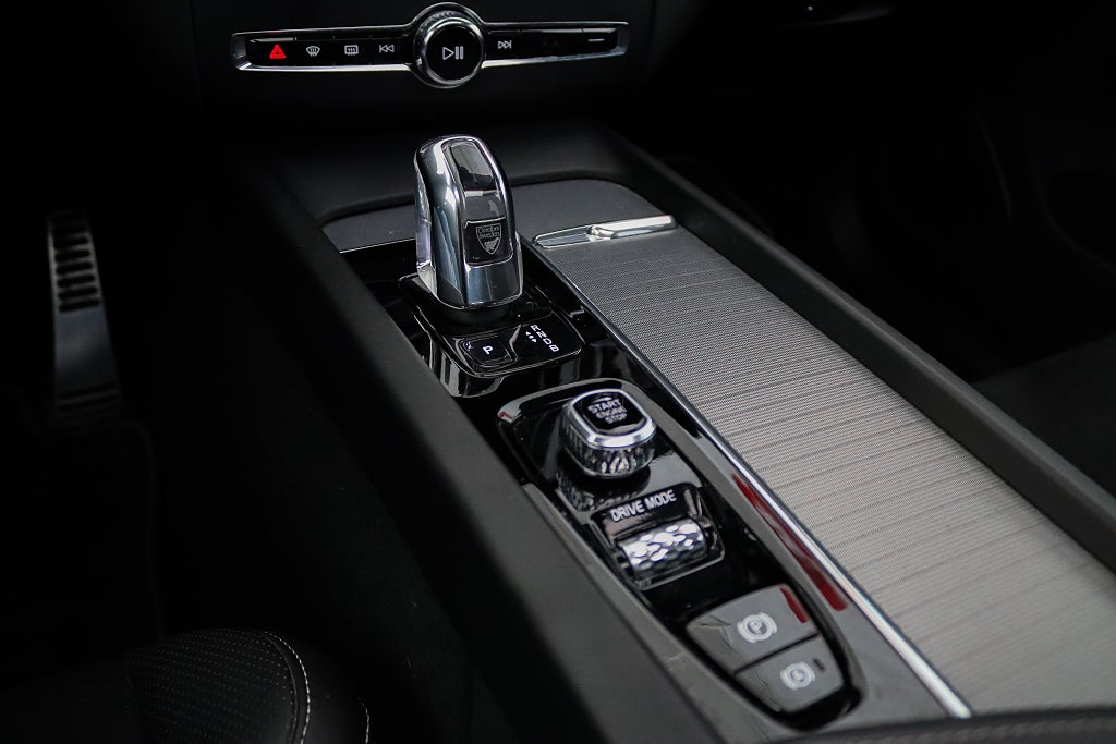 Volvo XC60 Recharge T8 AWD R-Design Lounge Pano Värmare Drag