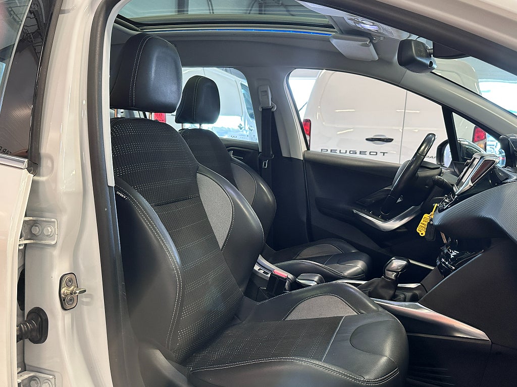 Peugeot 2008 Allure 1.2 VTi Panorama, dragkrok thumbnail