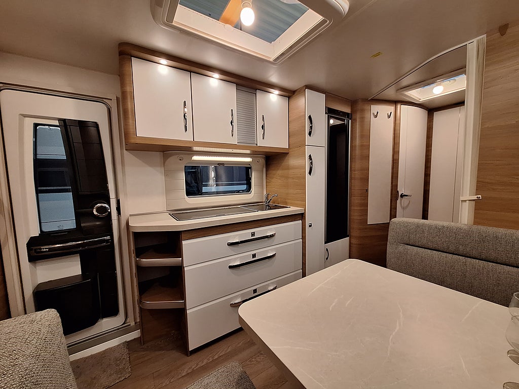 Hobby De Luxe 545 KMF Barnkammare: 3 Bäddar, Dusch, Kampanjprodukt!