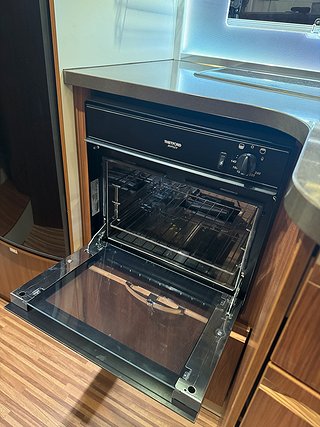 Husbil-halvintegrerad Adria Matrix Supreme 687SL 150HK 9 av 21