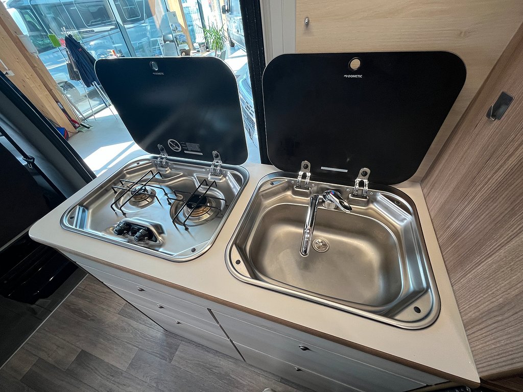 Bravia Swan 699 / Mercedes / Långbädd / Solcell / Drag /Auto - Bravia