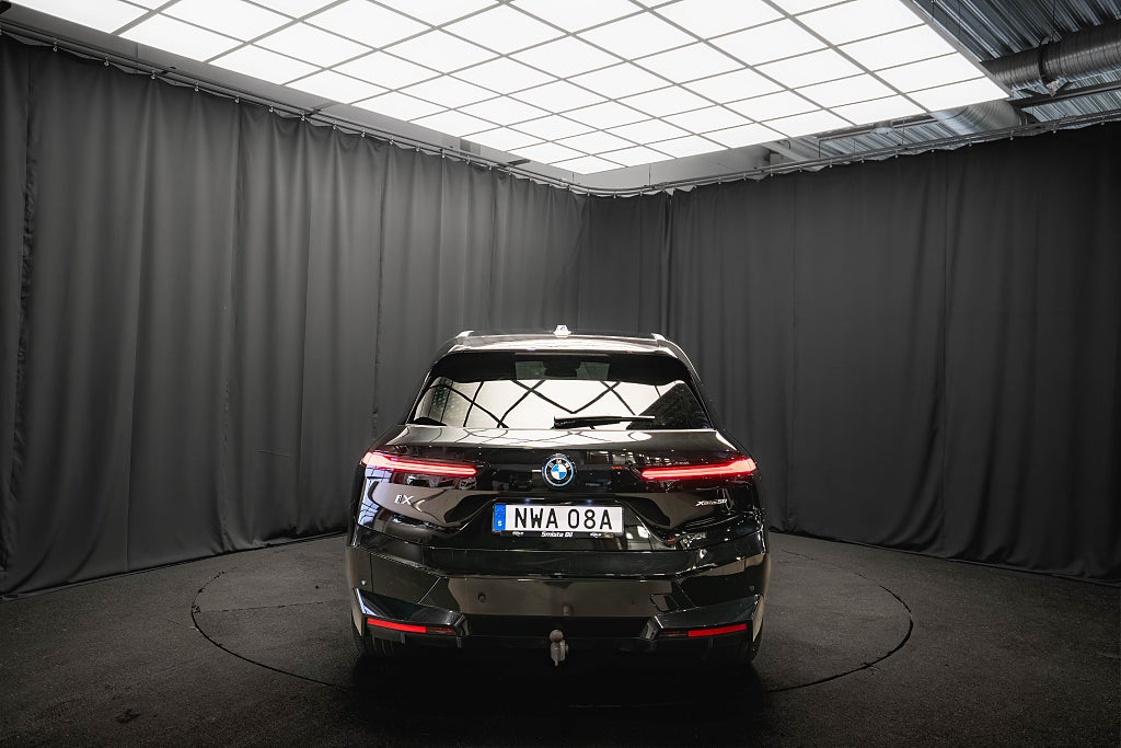 BMW iX xDrive50 LUFTFJÄDRING BAKAXELSTYRNING DRAG 97%SoH MOMS