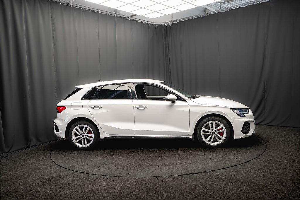 Audi A3 45 TFSI e Plug-in S-Line LÄDER DRAG CARPLAY 245hk