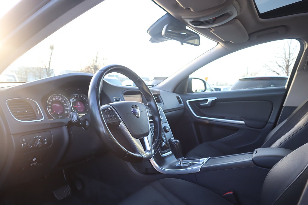 Volvo S60 D3 Aut Momentum Taklucka SV-SÅLD Drag/Fullserv