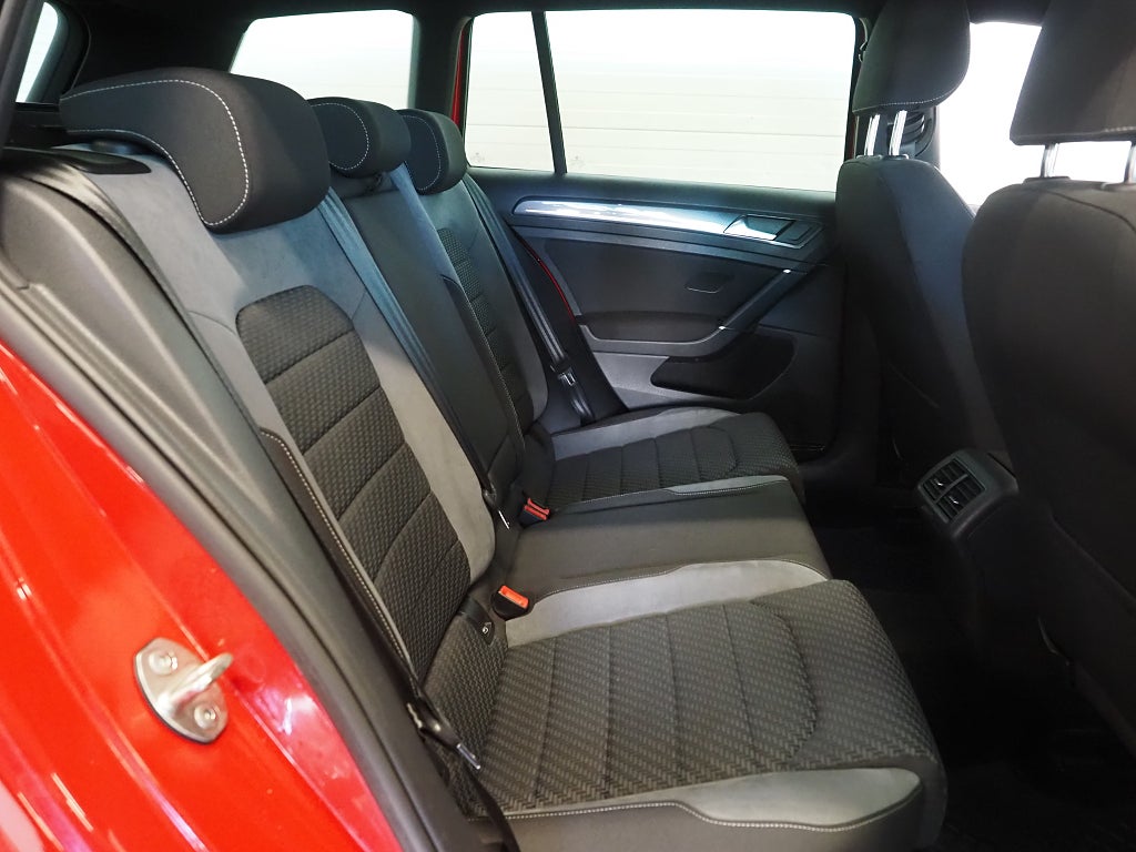 Volkswagen Golf SC TSI 150hk R-Line |Drag|Värmare|Dynaudio|