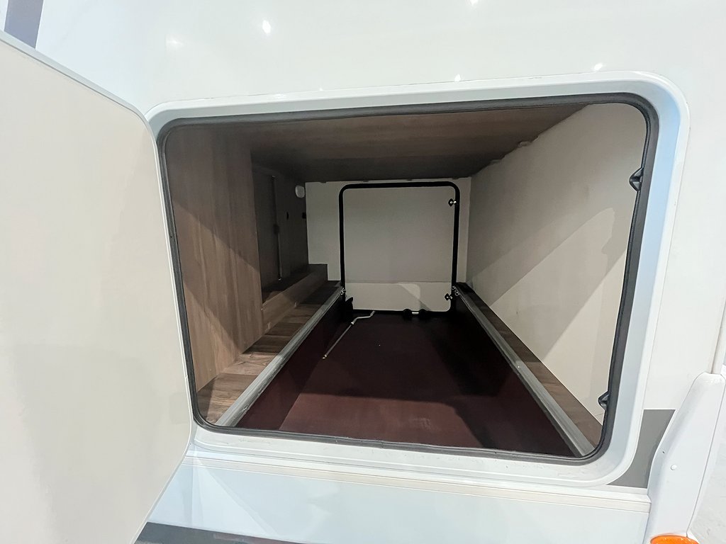 Carado A 464 / B-kort / 6 bältade / 6 Sovplatser / 845 Mil - Carado