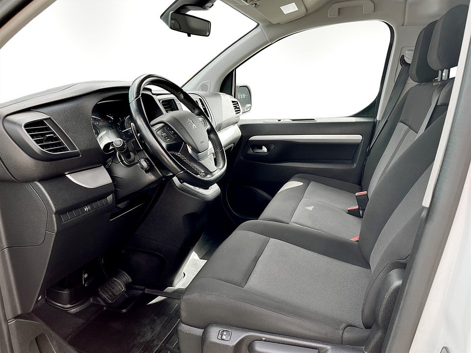 Bild på Peugeot Traveller Business 2.0 BHDi 144hk Aut L3 9-SITS DRAG CARPLAY