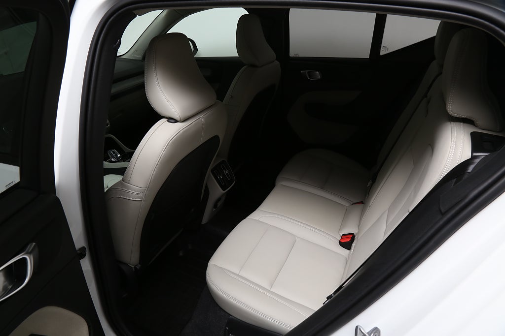 Volvo XC40 B4 Bensin 197hk Ultra Dark Skinn l Panorma l H/K l 360° 2025