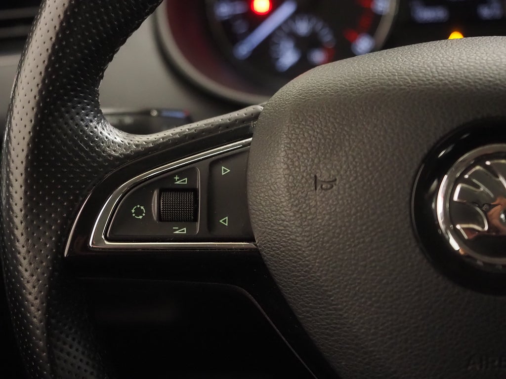 Skoda Octavia 1,2 TSI Elegance Kombi Aut Motorvärmare P-Sensorer