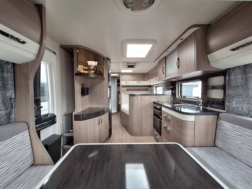 Hobby Prestige 720 KWFU Barnkammare, 1 Ägare, AC, Tält