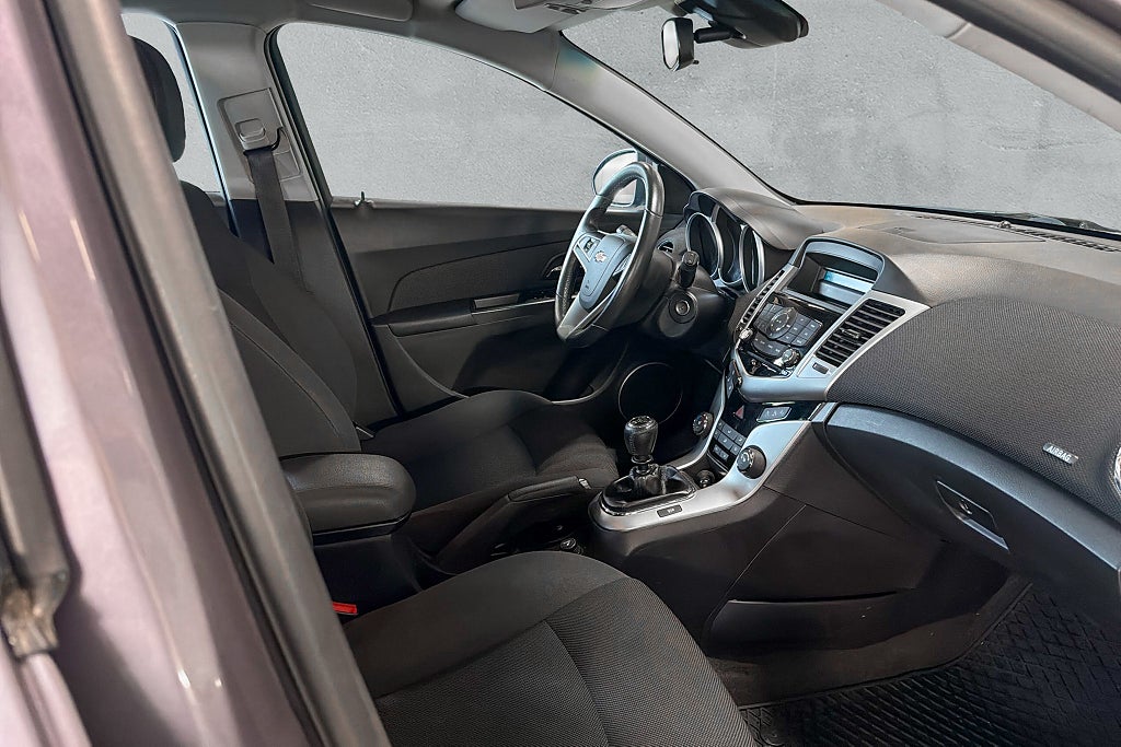 Chevrolet Cruze Halvkombi 1.6 Dragkrok Fullservad  AUX Nybesiktigad