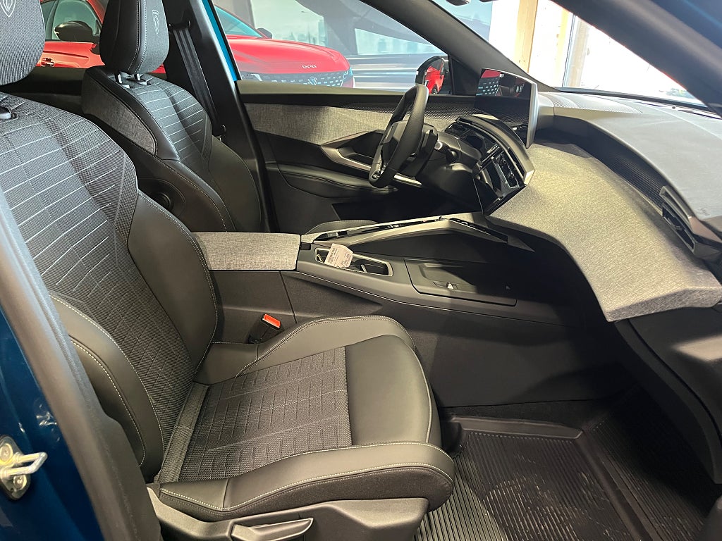 Peugeot 3008 GT Hybrid 145 1.2  Aut thumbnail