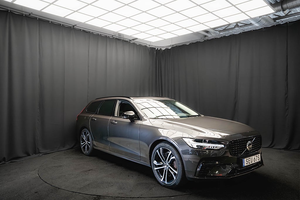 Volvo V90 Recharge T6 AWD ULTIMATE DARK B&W PANO LUFT LÄDER MOMS