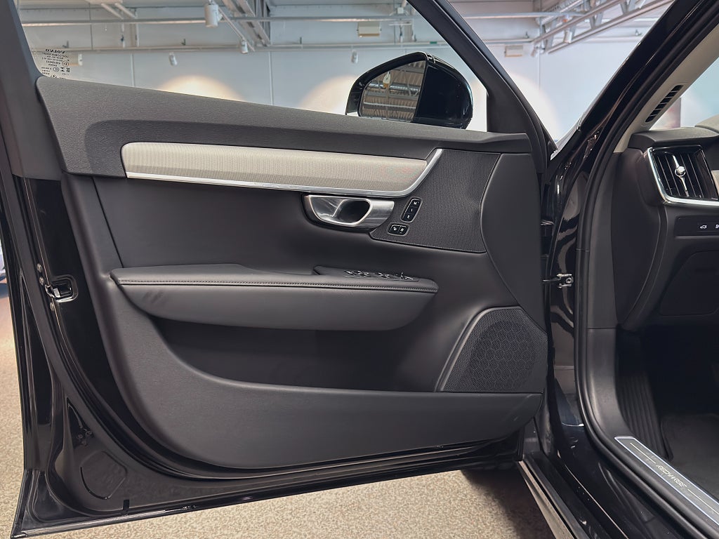 Volvo V90 Recharge T6 AWD 350hk Plus Dark |Drag|360|Värmare|Läder