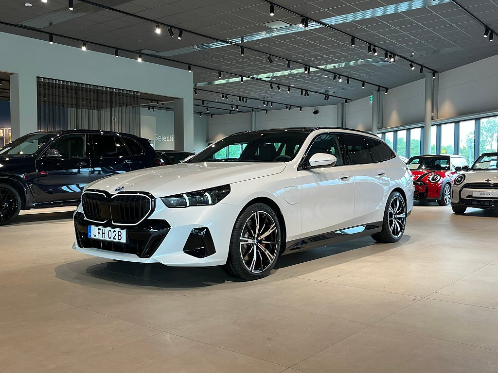 BMW 530e xDrive Touring M Sport Pro Pano B&W DA Pro Drag