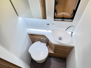 Husbil-integrerad Adria Sonic Supreme 710 SL 22 av 37