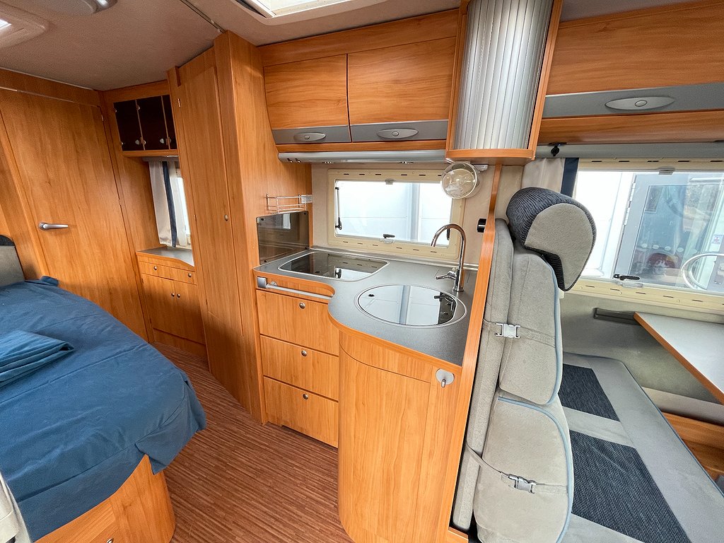 Adria Coral S 680 ST / B-körkort / El-Patron /Ugn/ Solcell/  - Adria