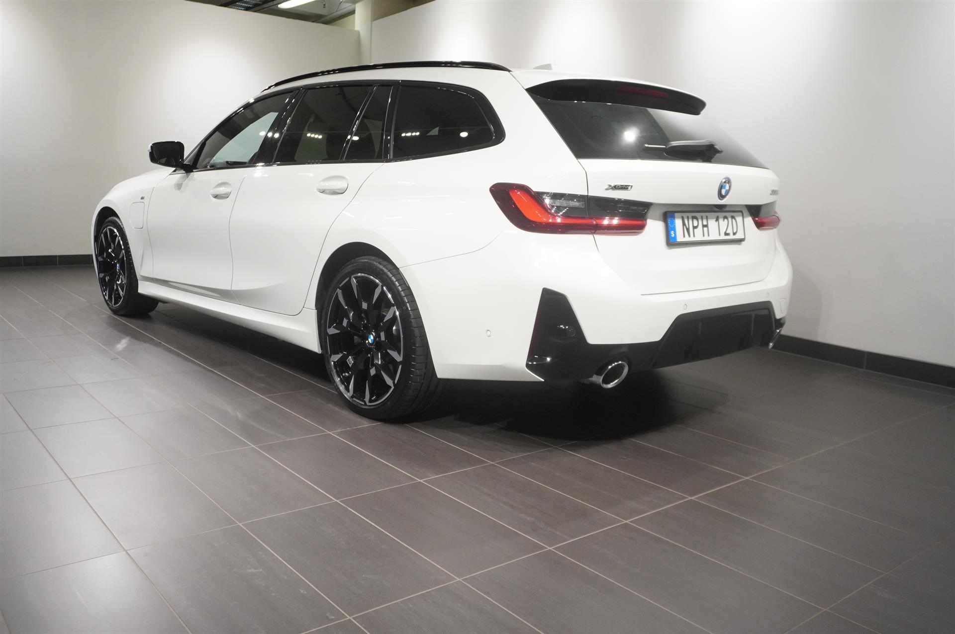 BMW 330 e xDrive Touring 2025, photo 5/45