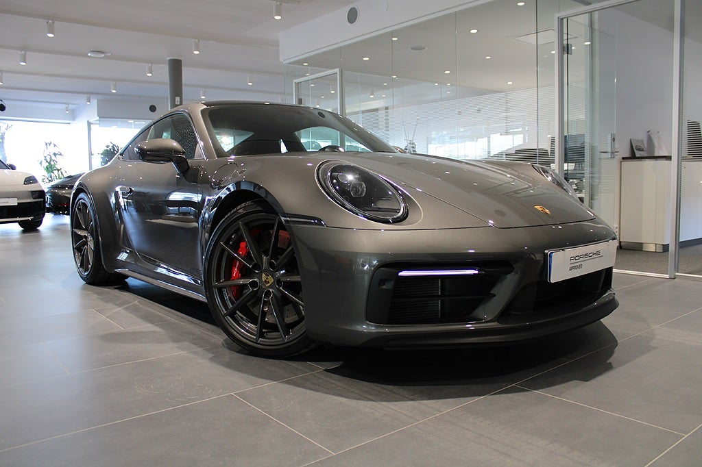 Porsche 911 Carrera 4 GTS  4 GTS