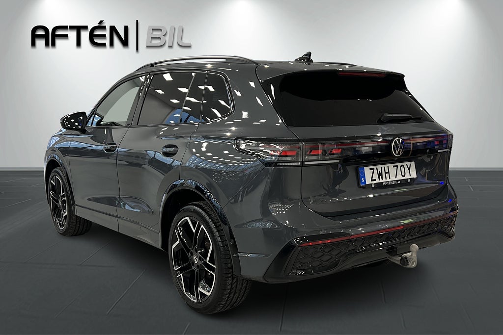Volkswagen Tiguan 2.0 TDI 4M R-Line Black Style Dragpaket Parkeringsvärmare Moms
