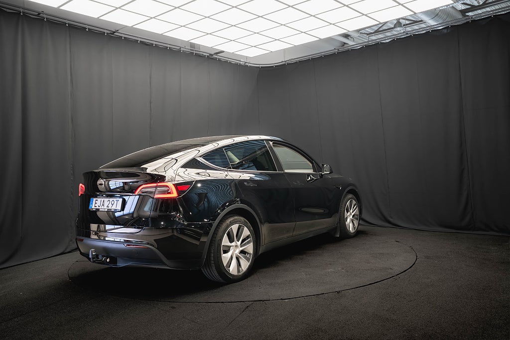Tesla Model Y Standard Range RWD DRAG PANO LÄDER 1-ÄGARE MOMS