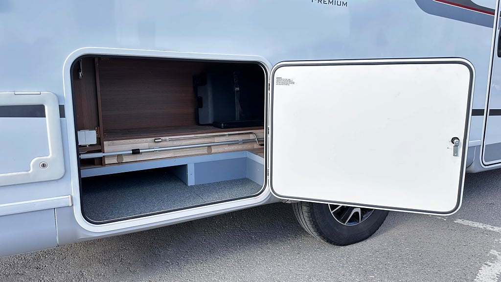 LMC Explorer i710 Premium AC bodel, Automat, Långbädd, Toa bak. thumbnail