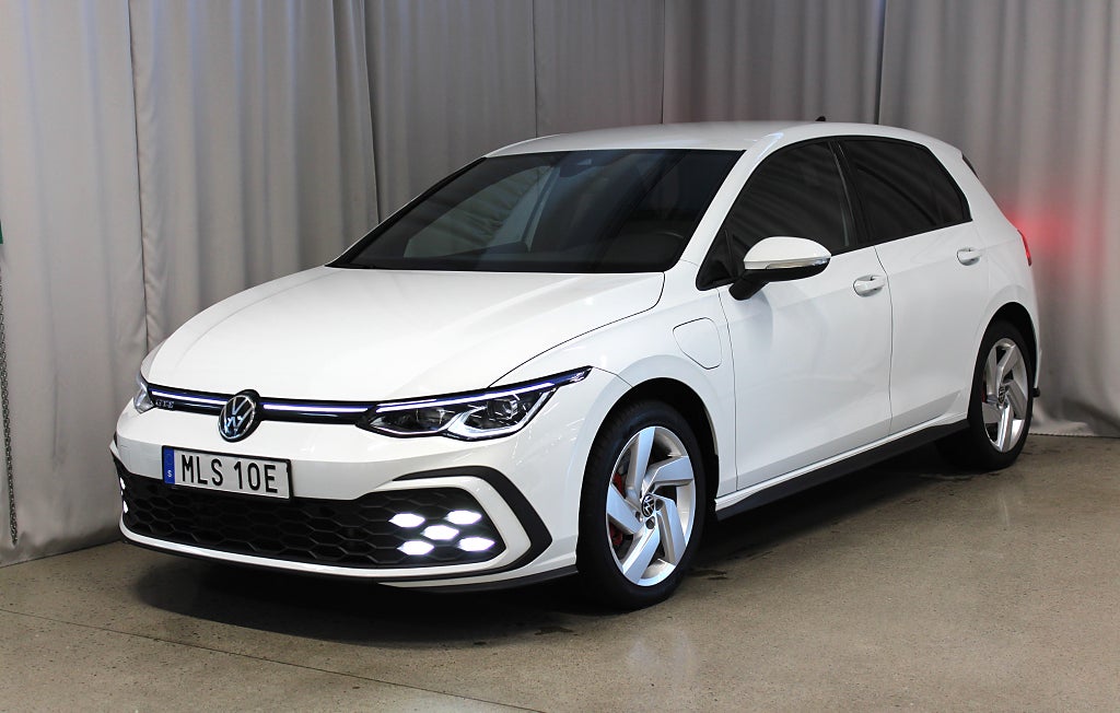 Volkswagen Golf GTE 245HK, S&V-hjul, Navi, Elräck 64km, 3,99% Ränta