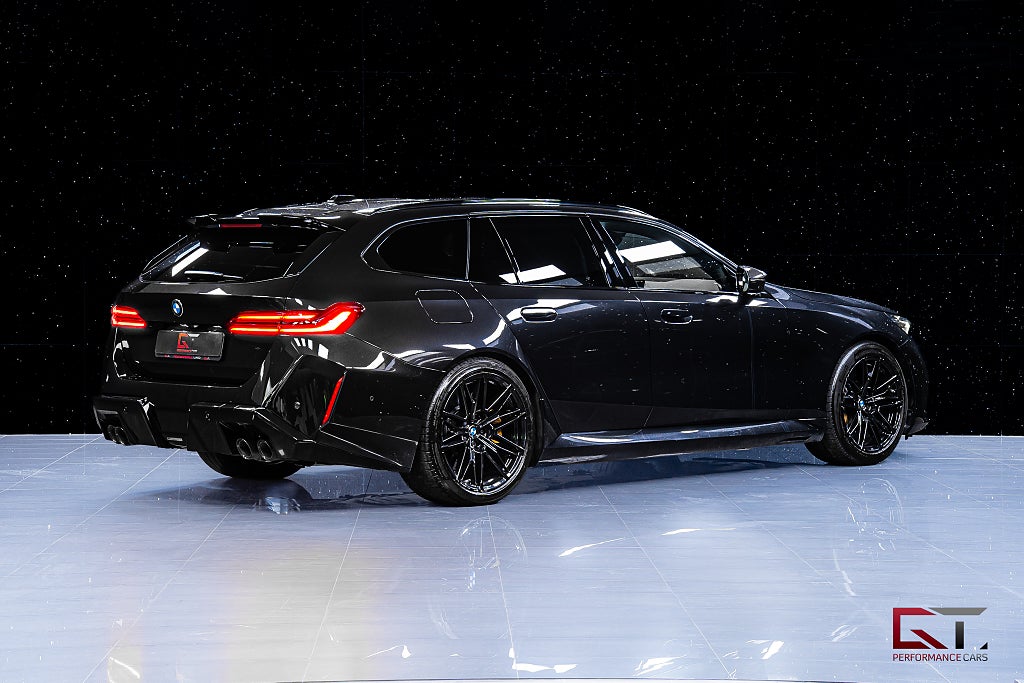 BMW M5 Touring MOMS ULTIMATE Keramiska Pano Kolfiber Drag DAP