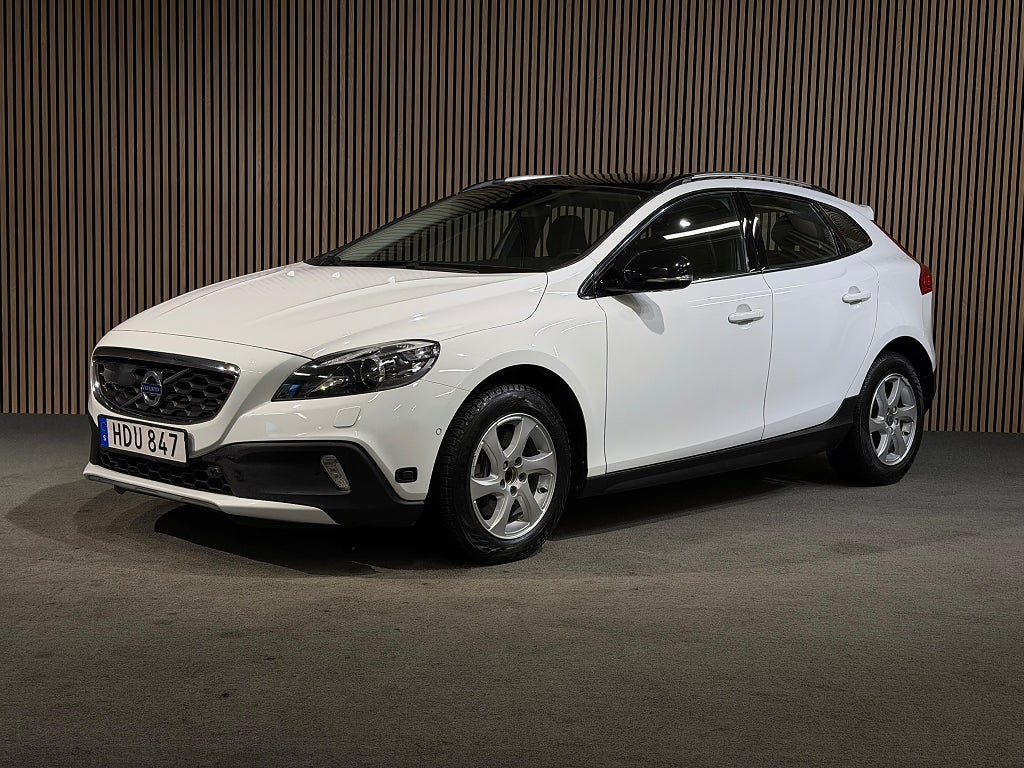 Volvo V40 Cross Country D3 Summum /H&K /Pano /Navi /Värmare