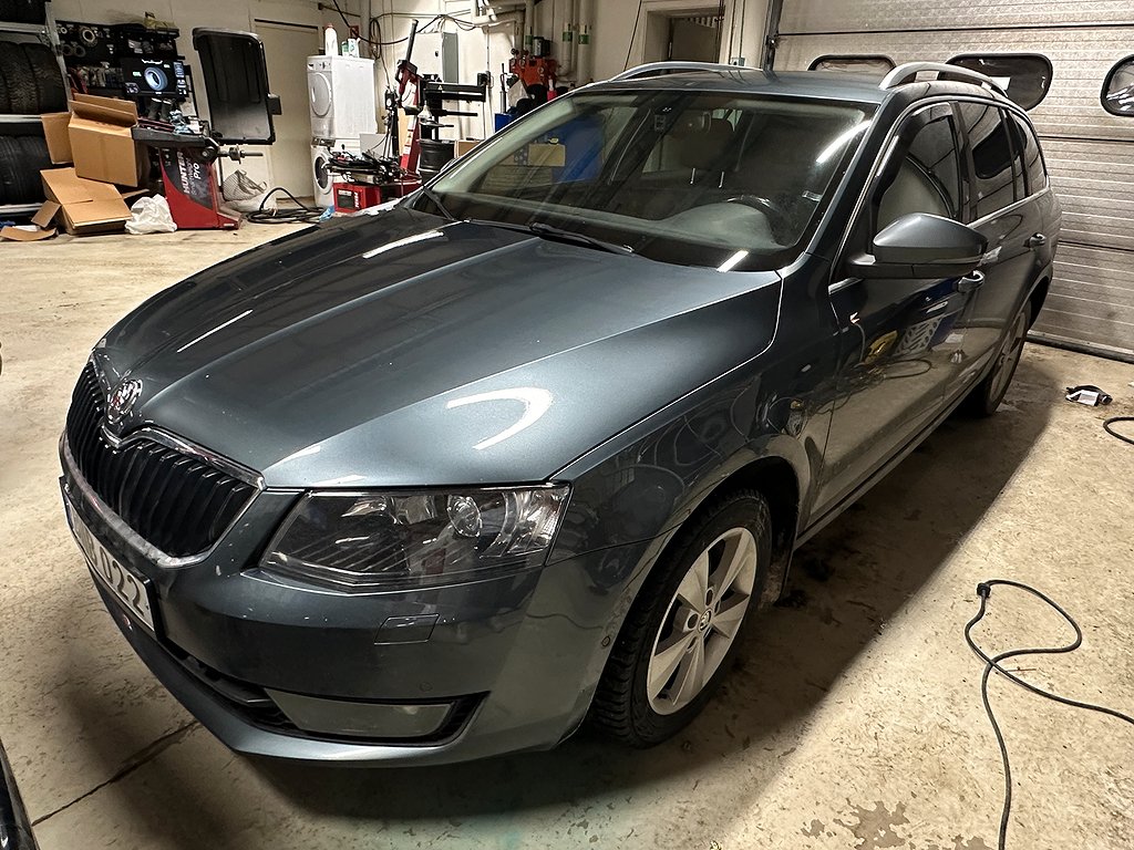 Skoda Octavia Kombi 2.0 TDI 4x4 Elegance / 1 ägare / D-värm