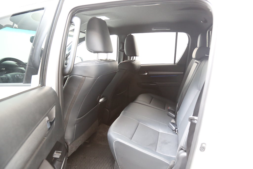 Toyota Hilux Dubbelhytt 2,8 MHEV 204hk Invincible 4WD Flak/Kåpa Moms 2026