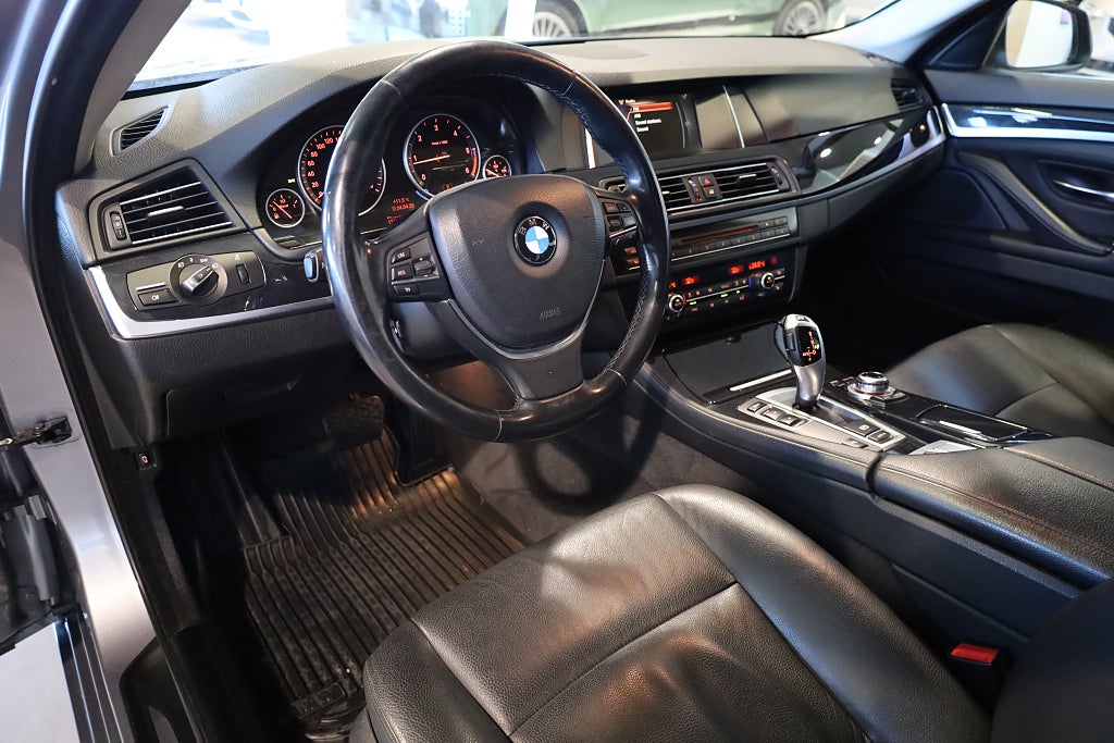 BMW 520d Touring AUT Drag Läder PDC Connected Blåtand Rattvärme