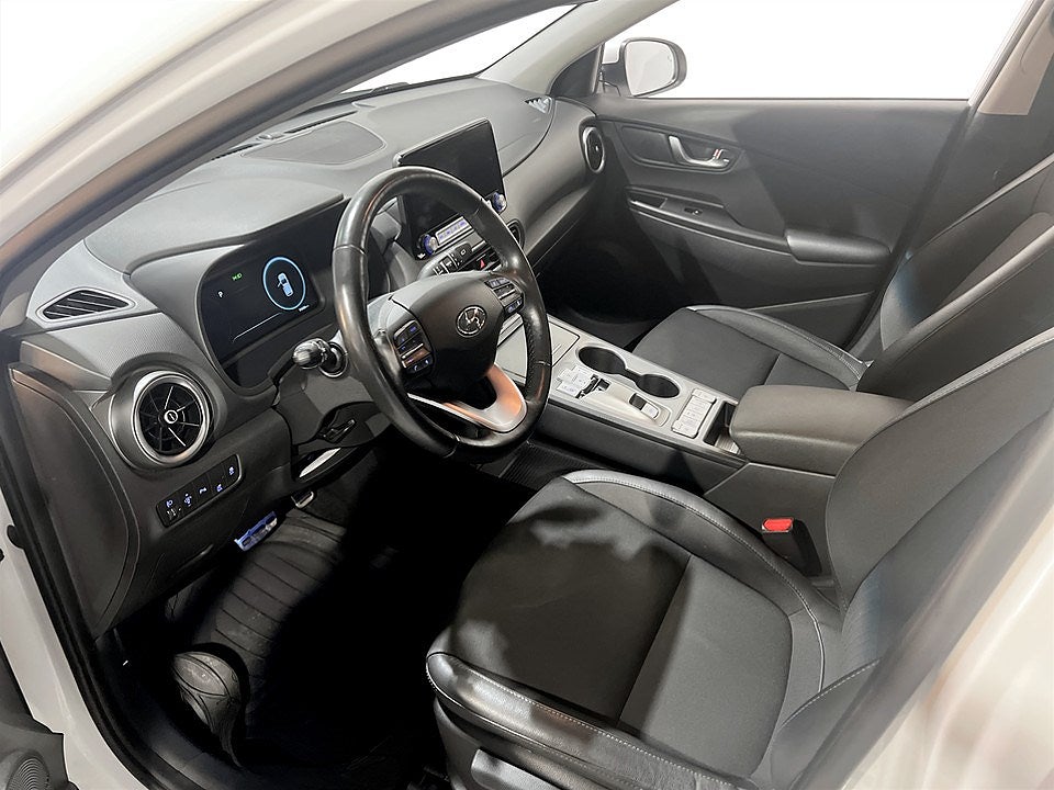 Bild på Hyundai Kona Essential 64kWh 204hk Aut - B-KAMERA,NAV,CARPLAY