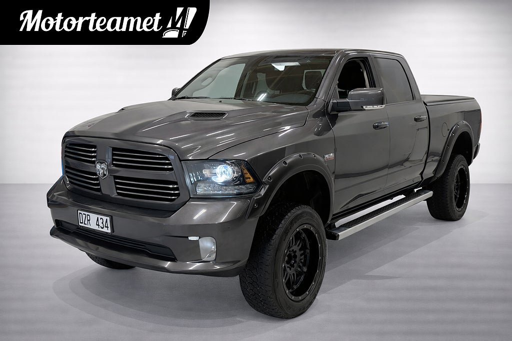 RAM 1500 Crew Cab Sport 5.7 V8 HEMI 4x4 Höjd Taklucka Nyservad
