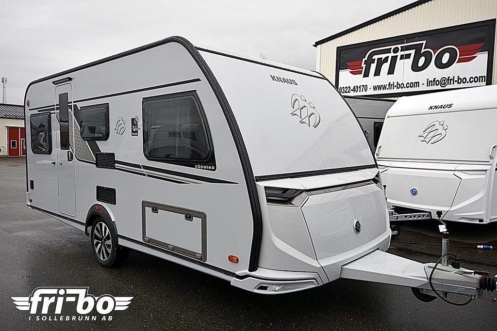 Knaus 460 EU Südwind Black Selection, Långbäddar