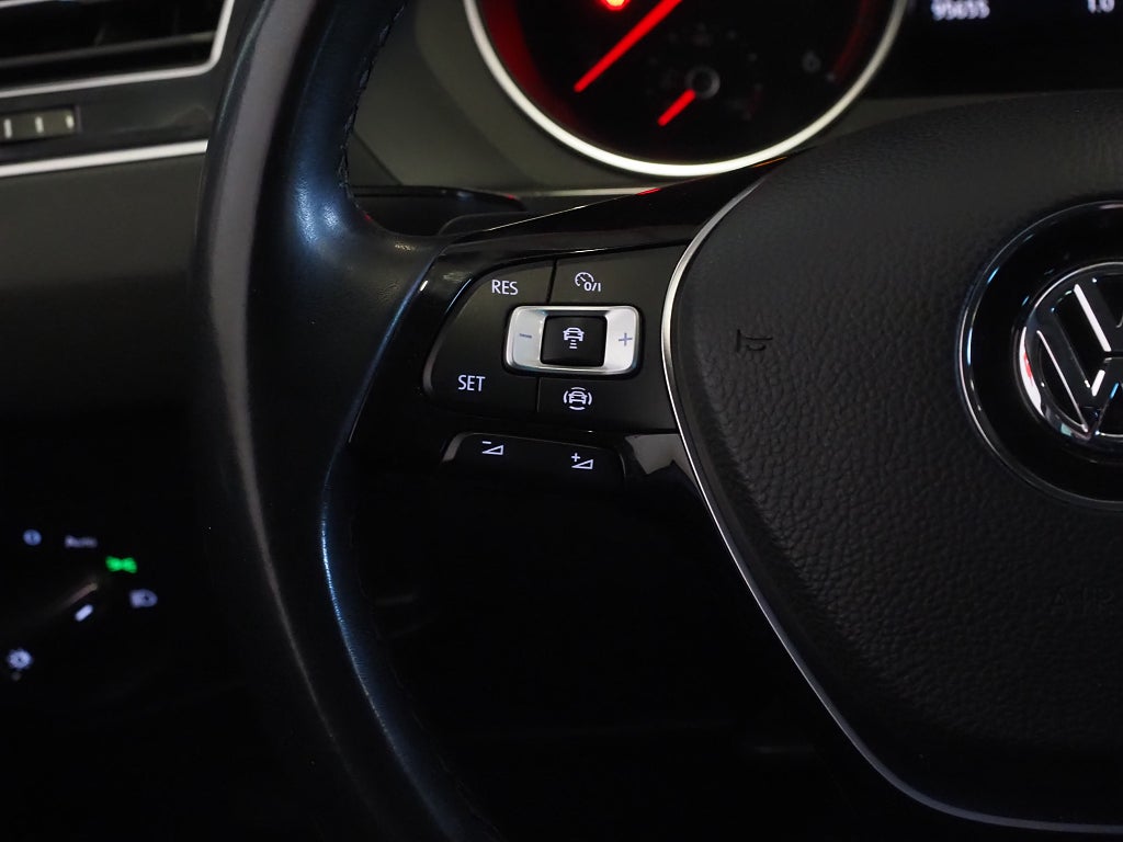 Volkswagen Tiguan 2.0 TDI 4Motion R-Line P-Värm Drag Kamera 19" Carplay